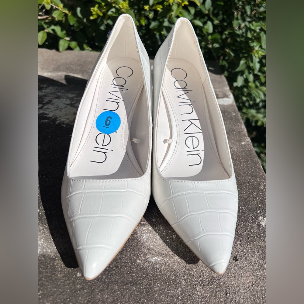 Calvin Klein Womens NILLY Pointed Toe Pump White Crocodile Pattern Sz 6 M NWT